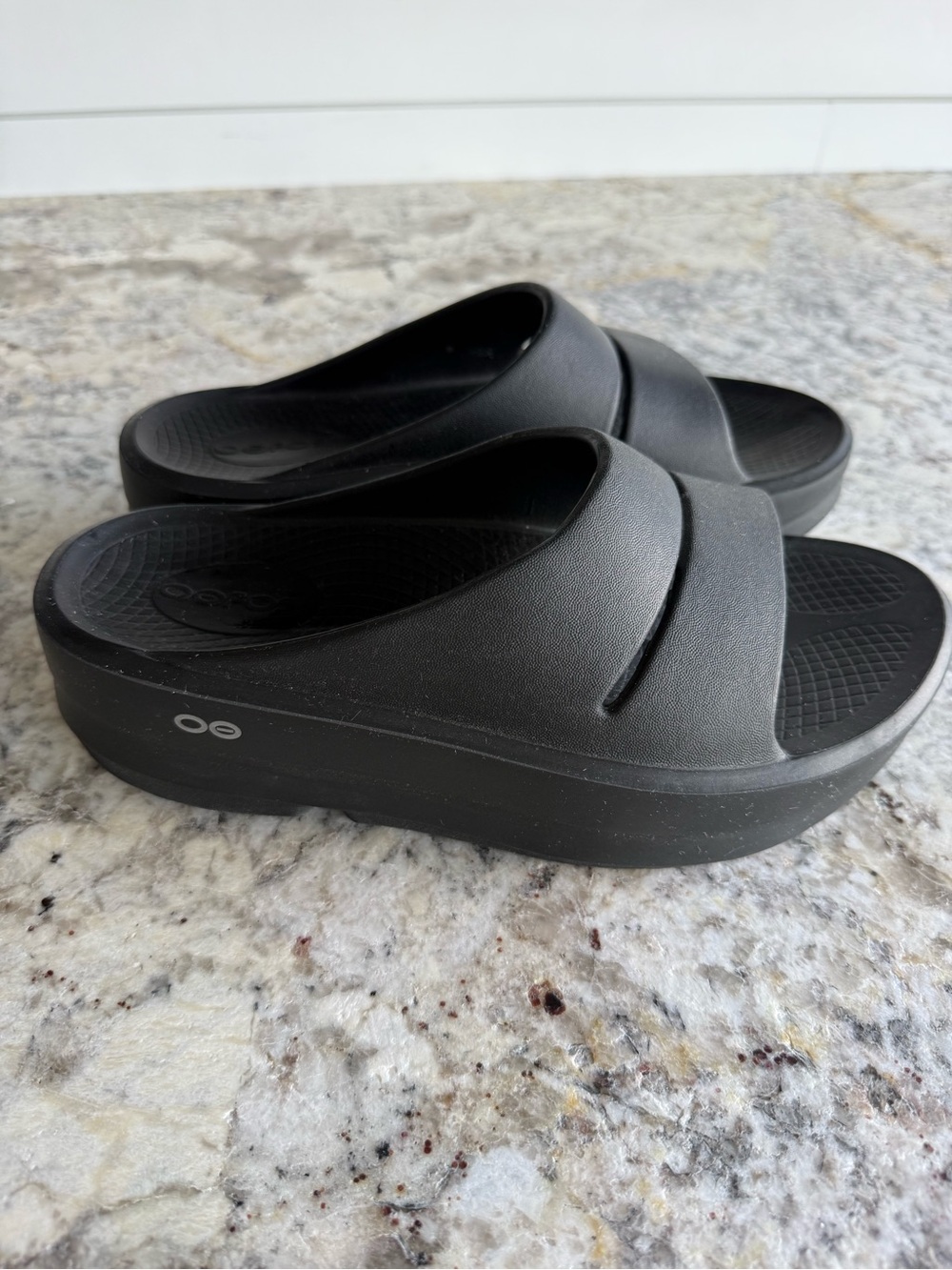 Women’s Oofos Recovery BOOahh Platform Sandal in Black, Size 8 - Picture 3 of 6